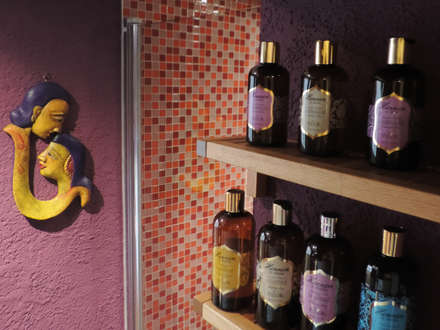 Bathroom: Noble selection of shower gels, shampoos, peeling lotions and more
