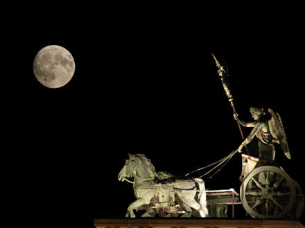 Berlin: Quadriga auf dem Brandenburger Tor bei Vollmond