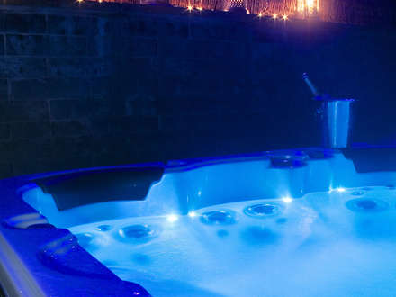 Wellness Oasis: Hot tub by night